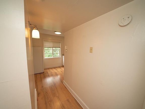 5th image of 321 13th St APT 4