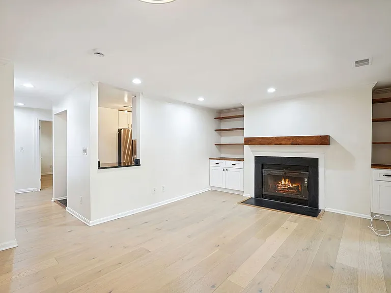 1124 25th St NW #211 — Photo 4