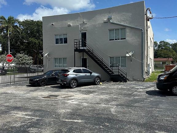 3rd image of 2500 NE 192nd St APT 6