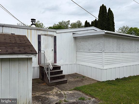 4th image of 121 Grimm Ln