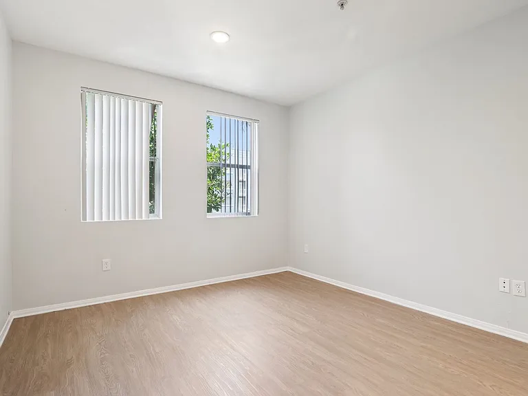 2245 Beverly Glen — Photo 19