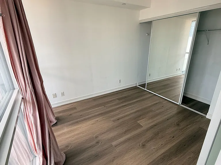 15 Grenville St #2511 — Photo 11