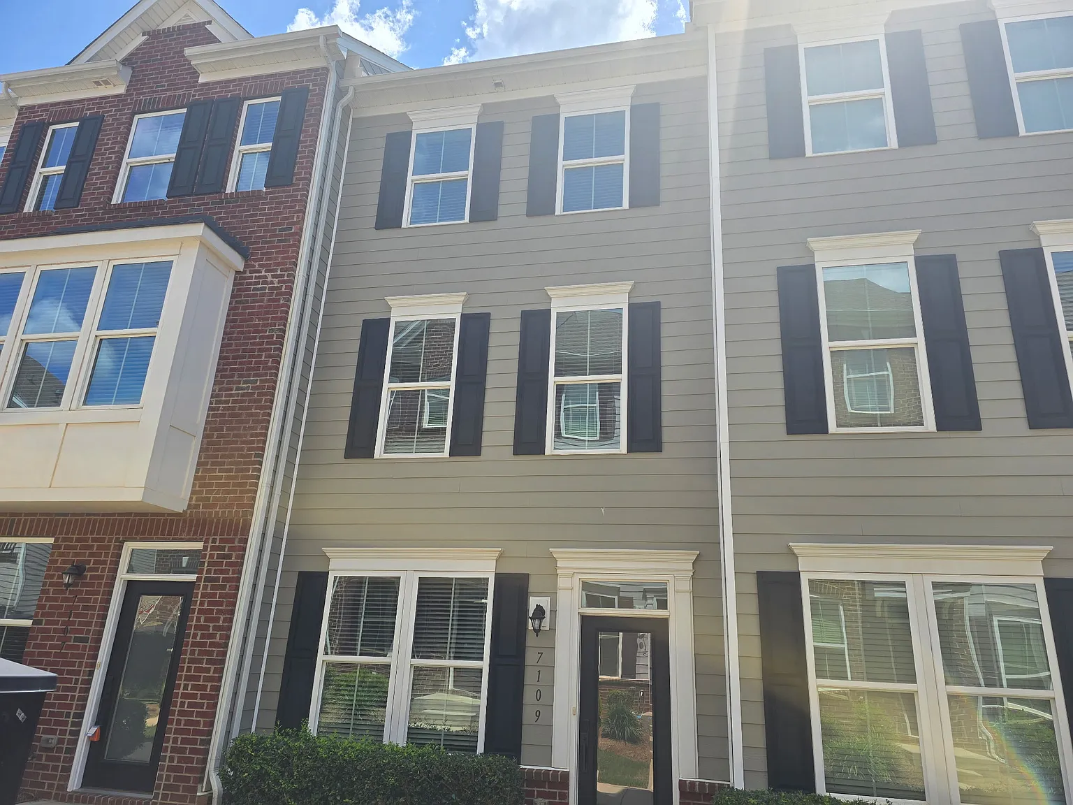 2 bed, 2.5 bath, 1370 sqft, $1,999 — Photo 1