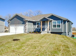 1016 Woodland Dr, Belton, MO 64012