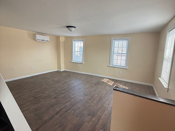 4th image of 1105 Scott St
