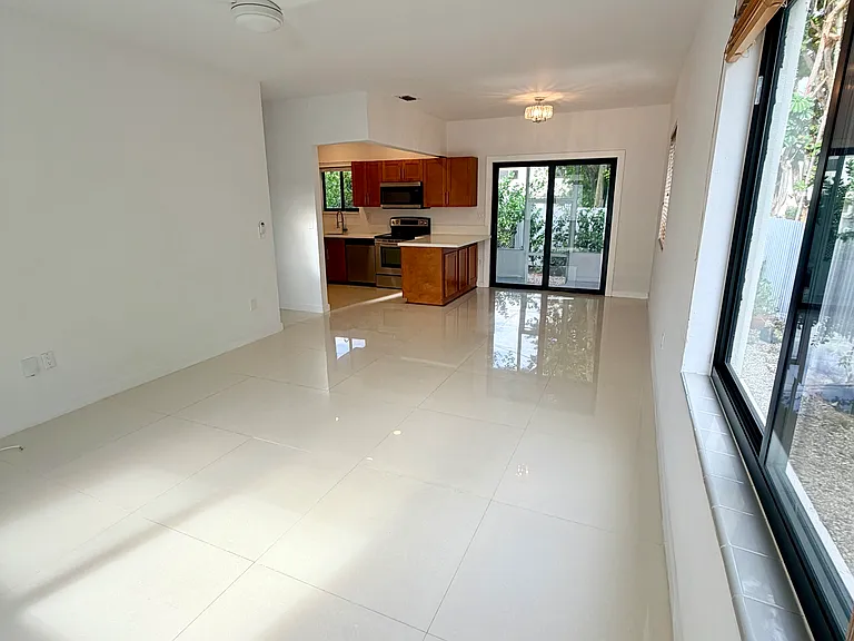 1931 SW 17th Ct — Photo 3