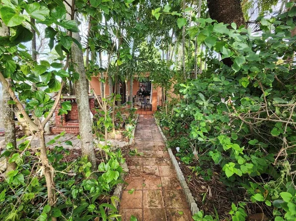 9275 SW 42nd St, Miami, FL 33165