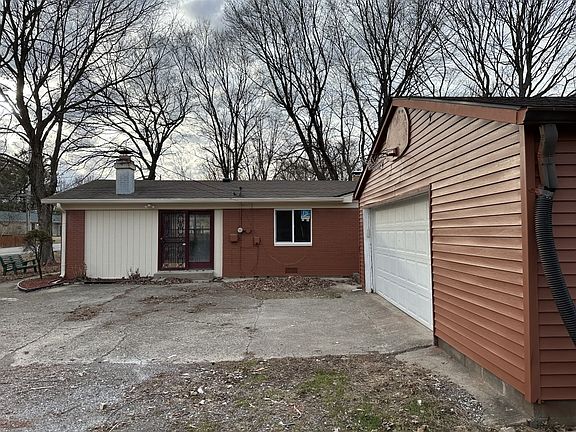 2nd image of 1830 Fox Hill Dr