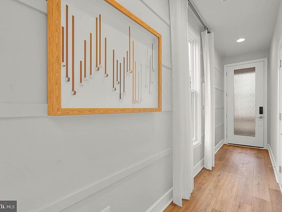 2nd image of 43435 Farringdon Sq
