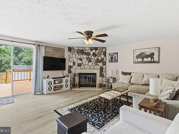 3rd image of 359 Hickory Nut Ct