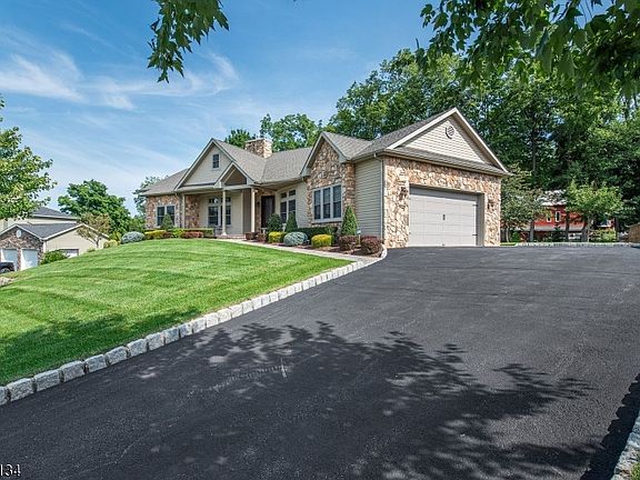 3rd image of 7 Dehart Ct