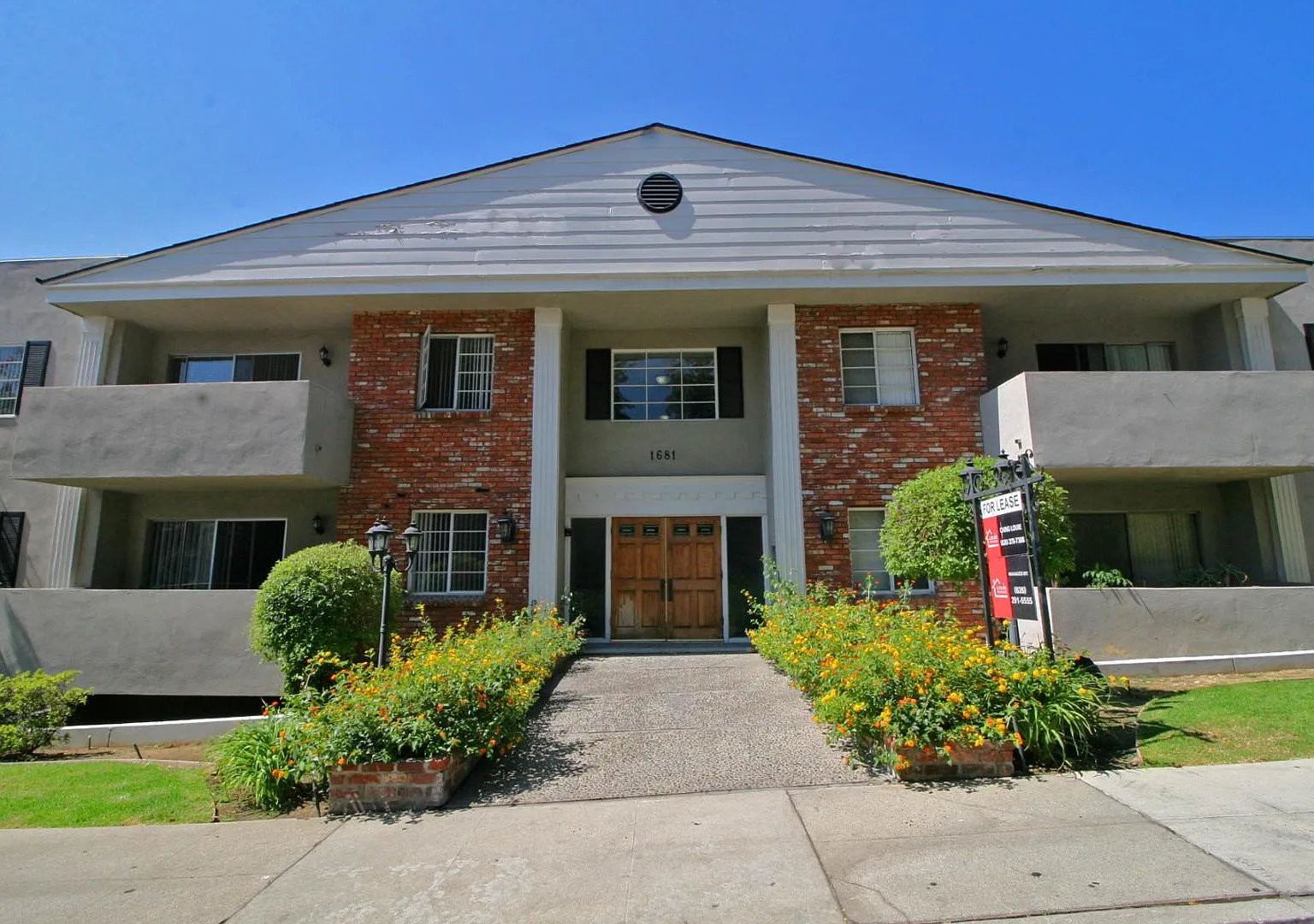 1681 Amberwood Dr — Photo 1