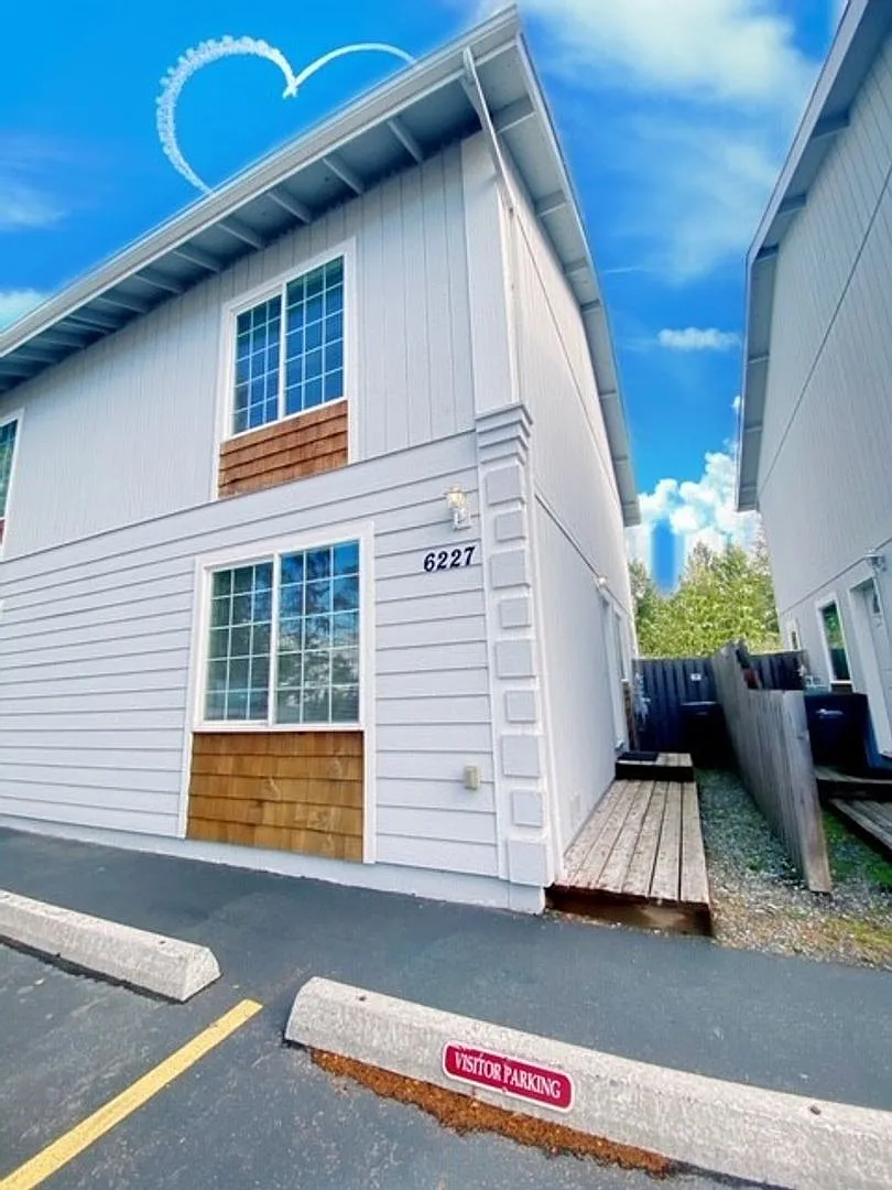 Beautiful and Bright Two Story Townhouse right off of Tudor Road - Close to ANMC! — Photo 4