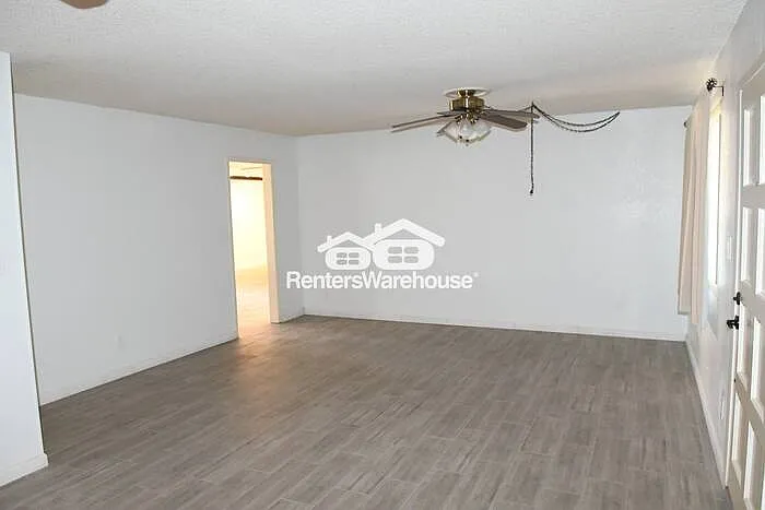2926 W Northview Ave — Photo 4