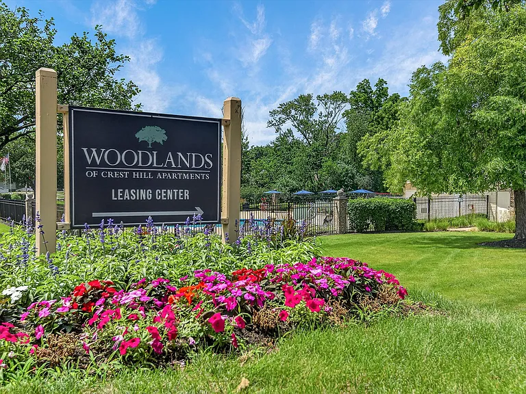 30-Woodlands-30_Leasing Center Sign