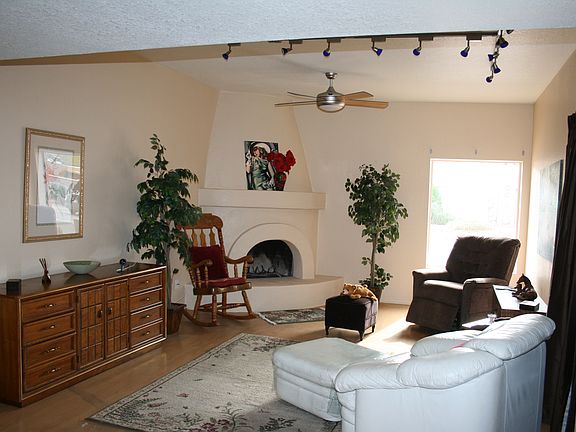 large living room w/fireplac