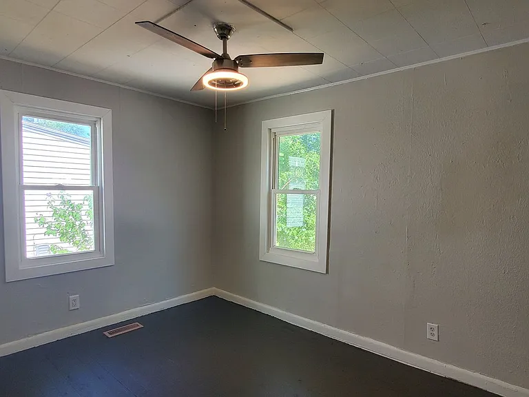 1515 E McGee St — Photo 5