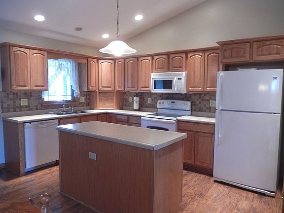 3rd image of 19 Laurel Ln