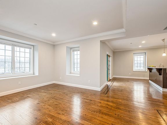 4th image of 2 Ashford Ave Unit 4B