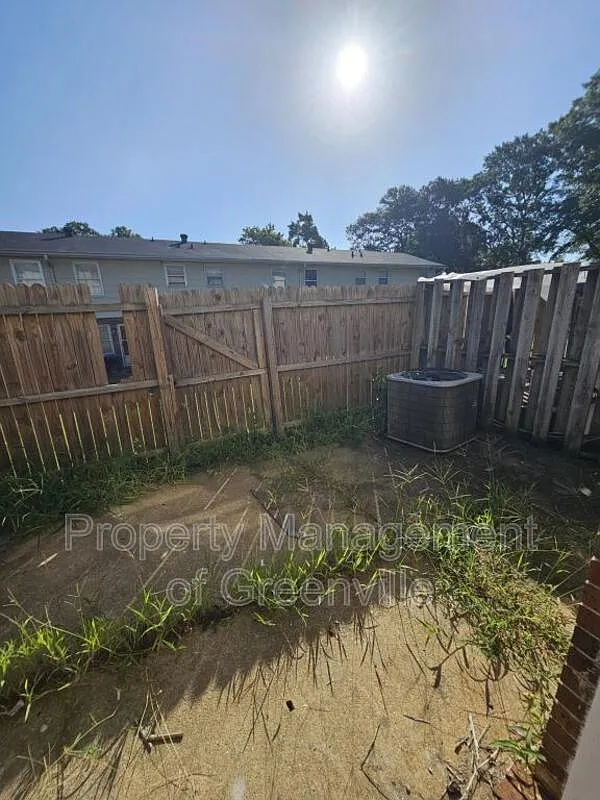 2 bed, 1.5 bath, 1040 sqft, $995 — Photo 2
