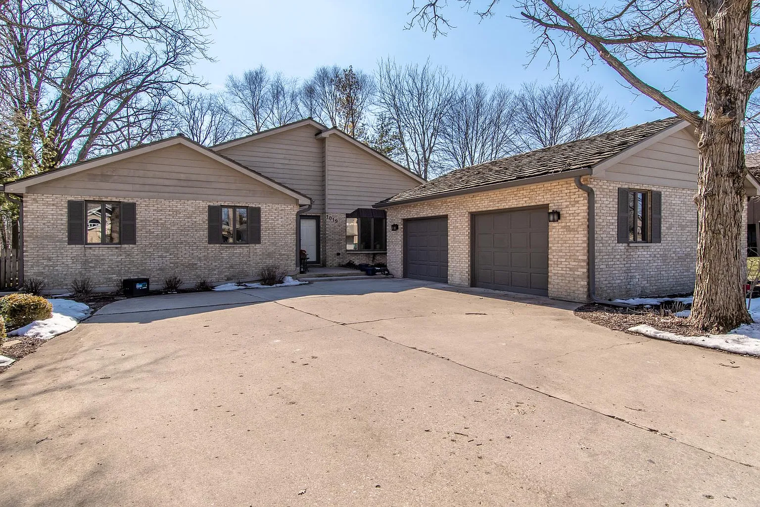 1019 Windsor Dr photo 1