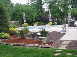 6 Knoll Ct, Sewell, NJ 08080