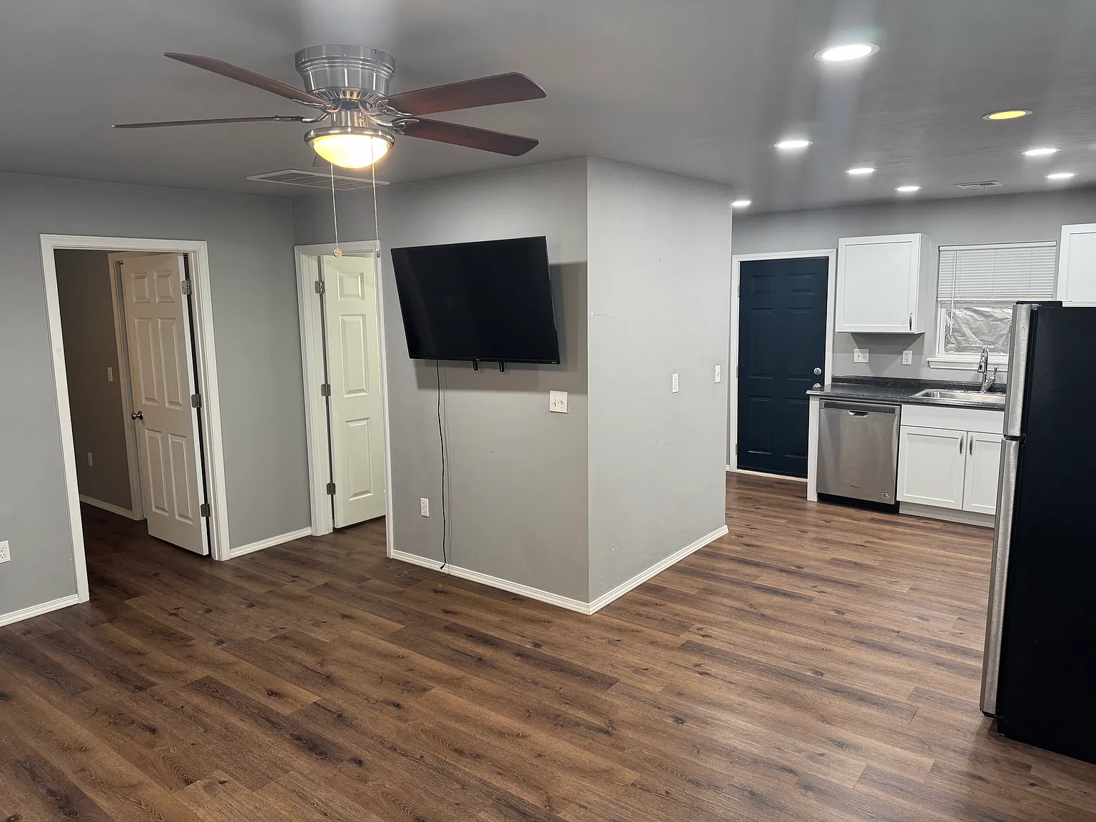 2 bed, 672 sqft, $900 — Photo 2