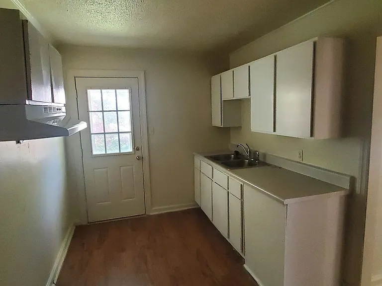 2014 Lutheran St — Photo 4
