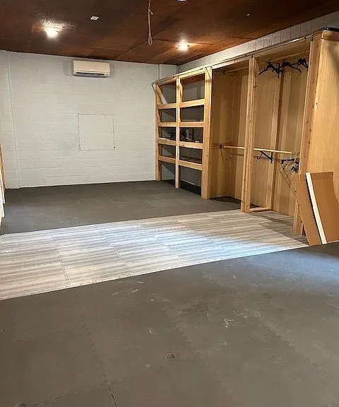 633 N Commercial St — Photo 14