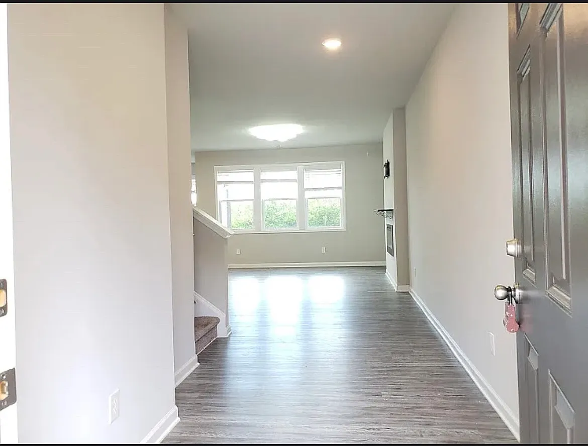 4 bed, 2400 sqft, $2,099 — Photo 2