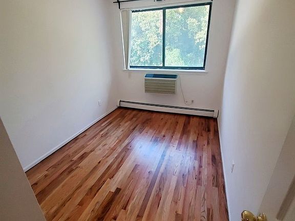4th image of 7536 Grand Central Pkwy #3