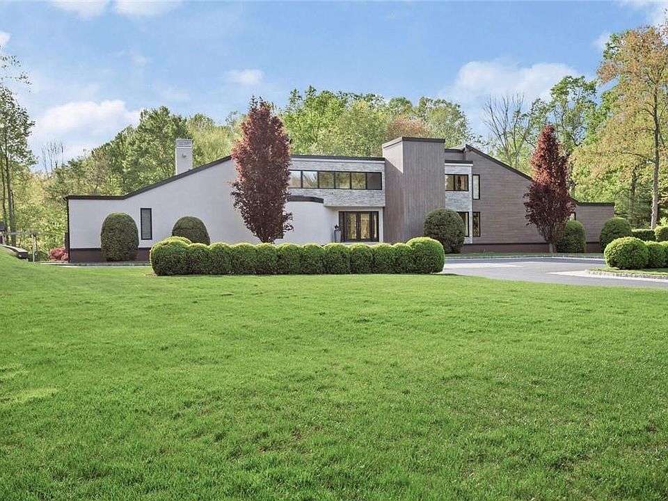 1st image of 11 Piping Brook Lane