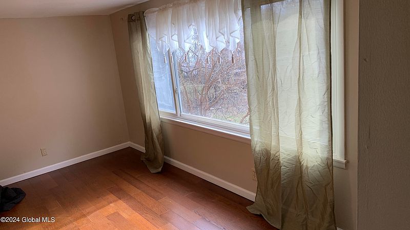 4th image of 95 Hunter Avenue