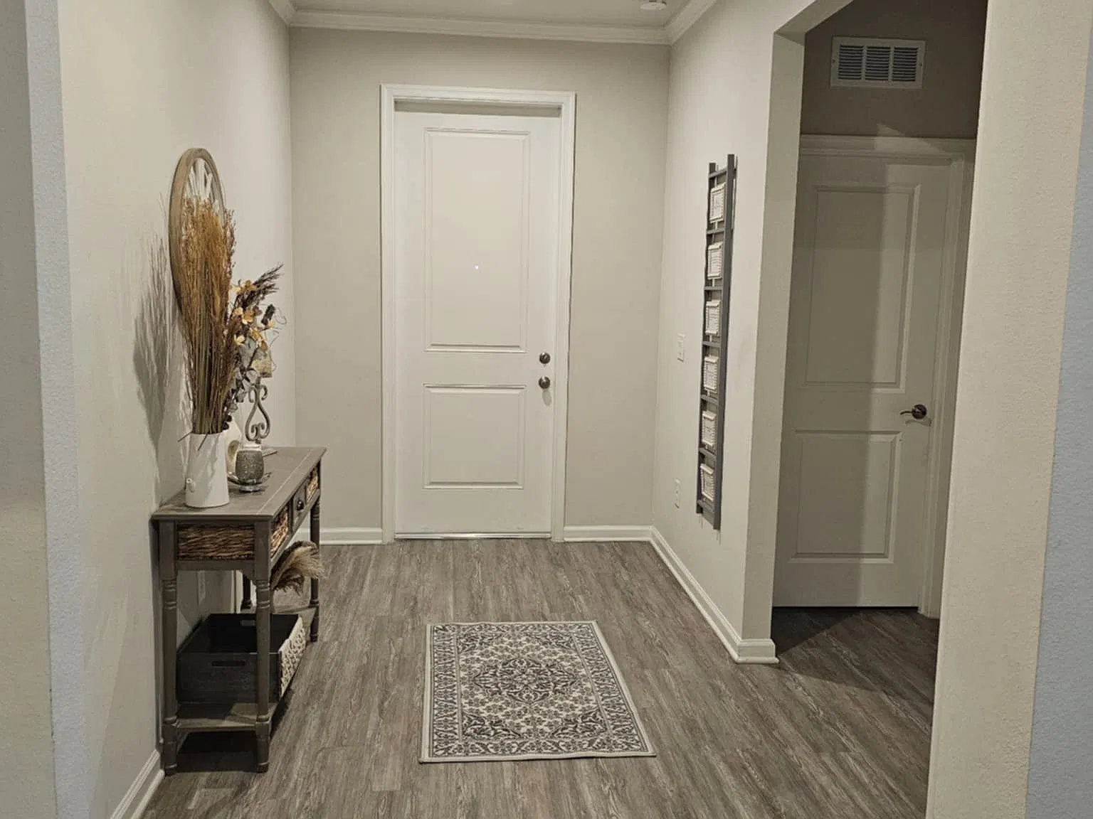 3 bed, 2018 sqft, $2,450 — Photo 2