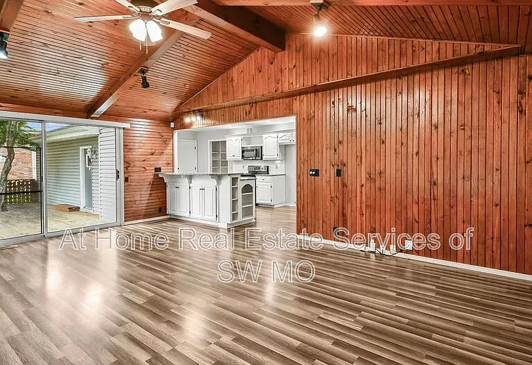 834 E Manchester Dr — Photo 9