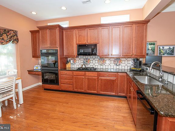 5th image of 102 Keenan Ln