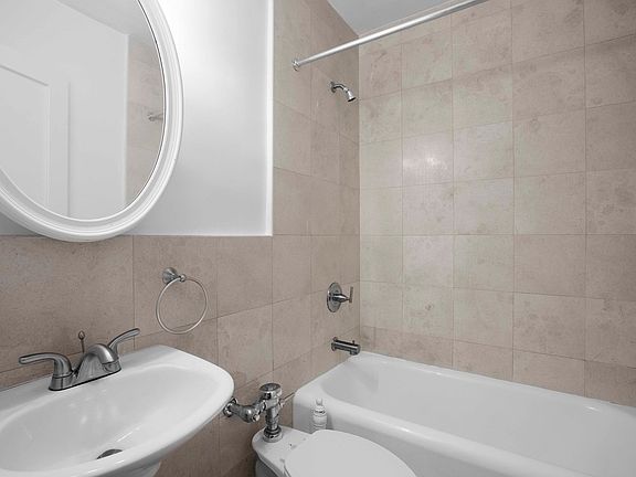 5th image of 208 W 23rd St APT 903