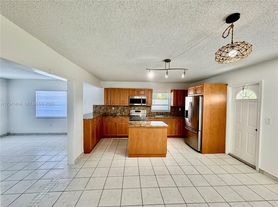 913 NW 22nd Pl, Miami, FL