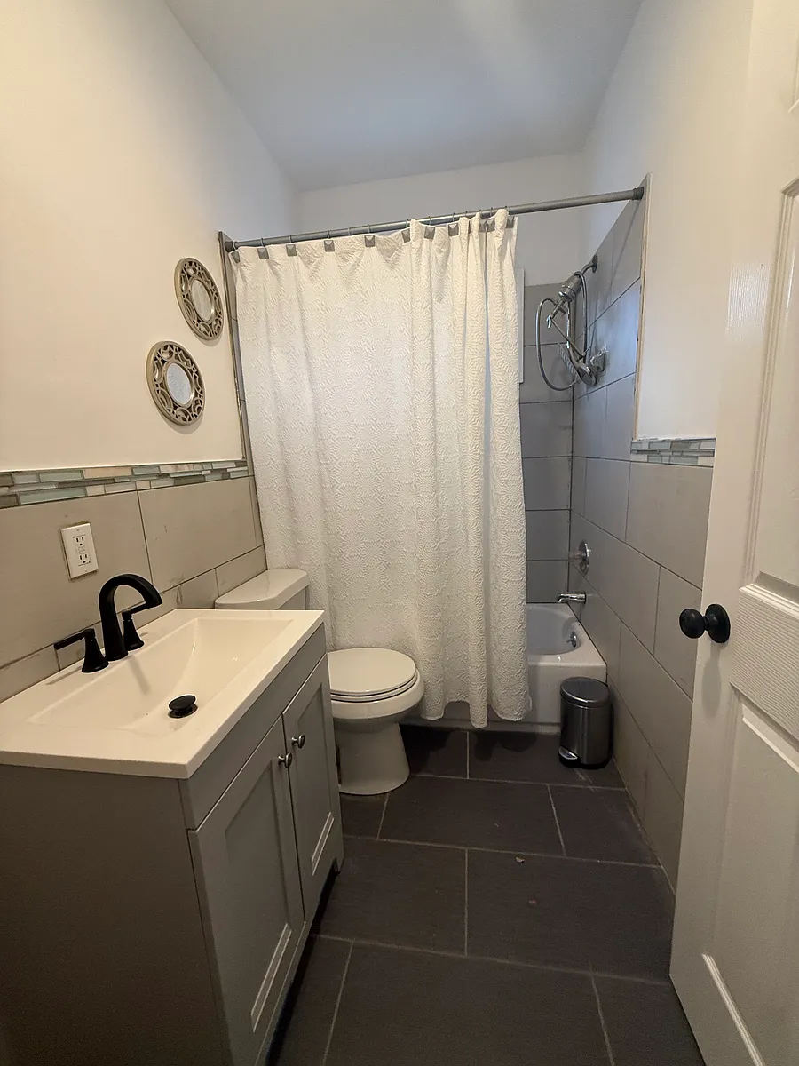 Building Photo - 407-409 S 14th St #1-L