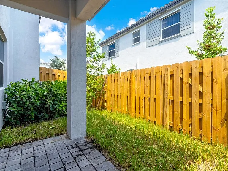 105 SW 184th Ave — Photo 23