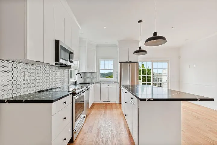 109 Park Ave E — Photo 11