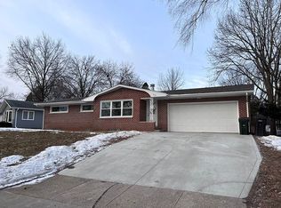 1804 Crescent Dr, Cedar Falls, IA 50613