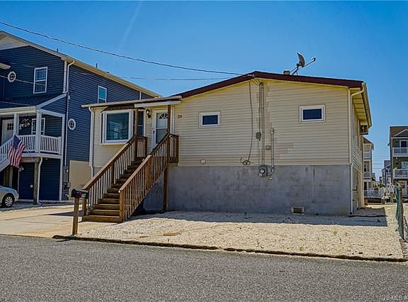 2nd image of 39 Mitzie Ln