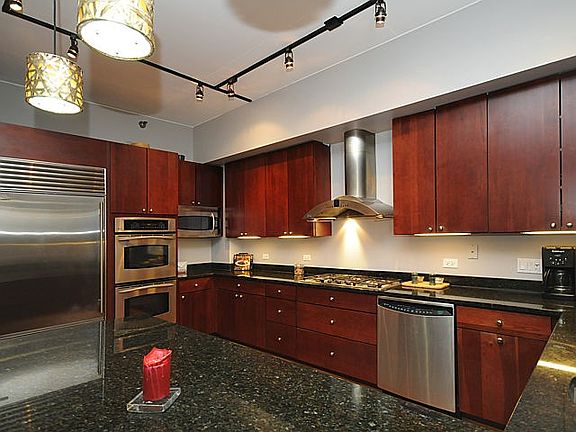 2nd image of 720 N Larrabee St APT 204