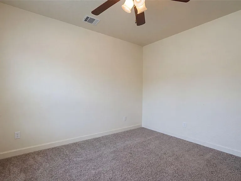 104 Cedar Glen Cv — Photo 16