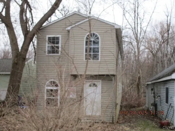 6996 Lakeshore Rd, Cicero, NY 13039
