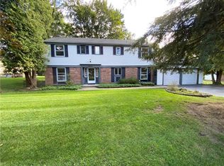 18 Sturbridge Ln, Pittsford, NY 14534