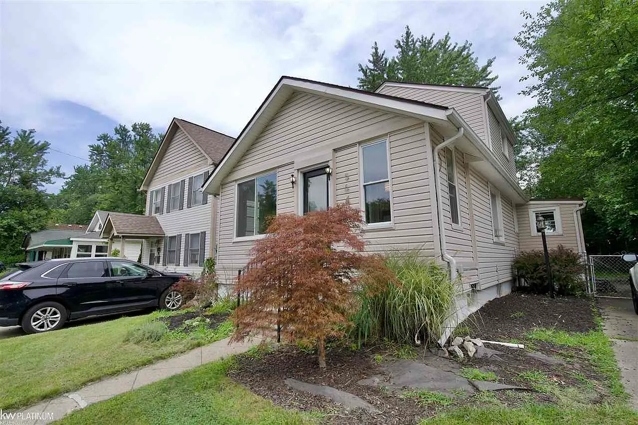 564 Stratford Rd photo 1