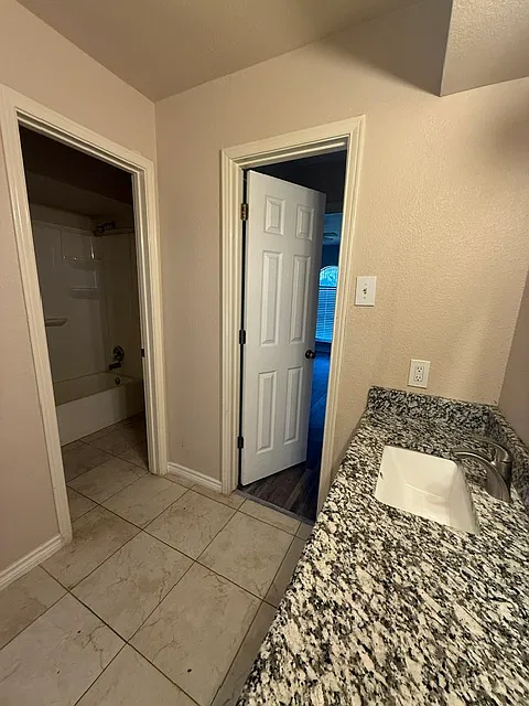 4 bed, 2788 sqft, $2,900 — Photo 2