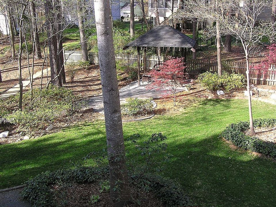 Beautiful backyard w/ gazebo